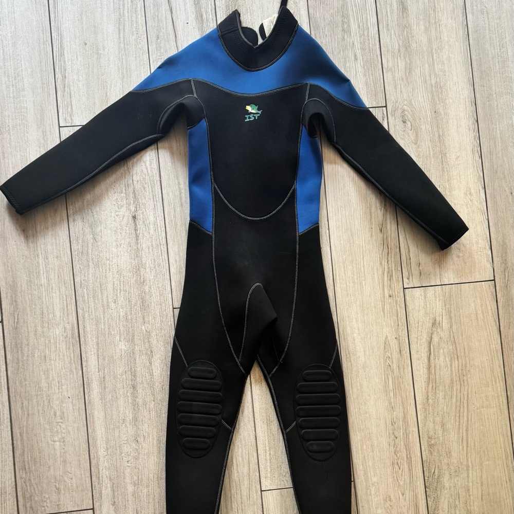 IST Black and Blue Juniors Size M Wetsuit
